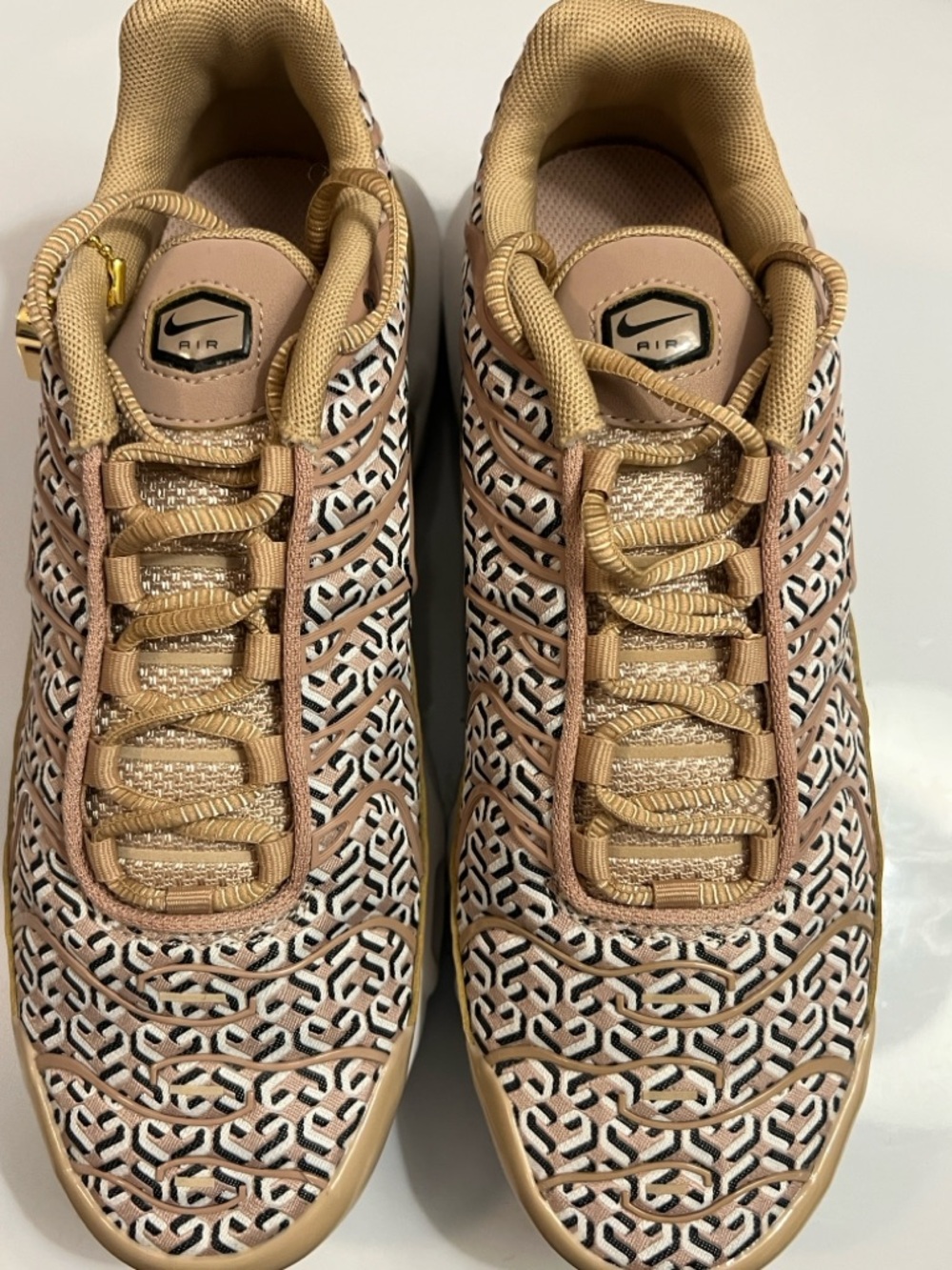 Nike Air Max Plus Low Women’s Size 7 United In Victory Hemp White FB2257-200 New
